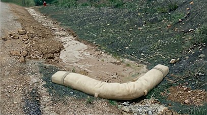 Terraline filtrant les eaux de ruissellement dans une fosse en bord de route